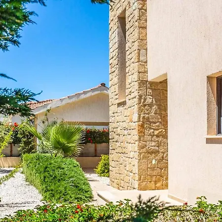 Lara וילה לאצ'י