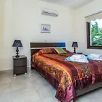 Lara Villa *